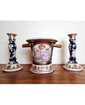 Le village de 58 brocanteurs - Triptyque Japonisant Comprenant 1 Cache Pot Et Ses 2 Bougeoirs En Porcelaine