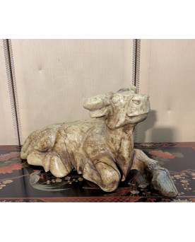 Le village de 58 brocanteurs - Asie vers 1900 : Très importante vache sacrée en pierre dure / 65 cm