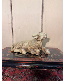 Le village de 58 brocanteurs - Asie vers 1900 : Très importante vache sacrée en pierre dure / 65 cm