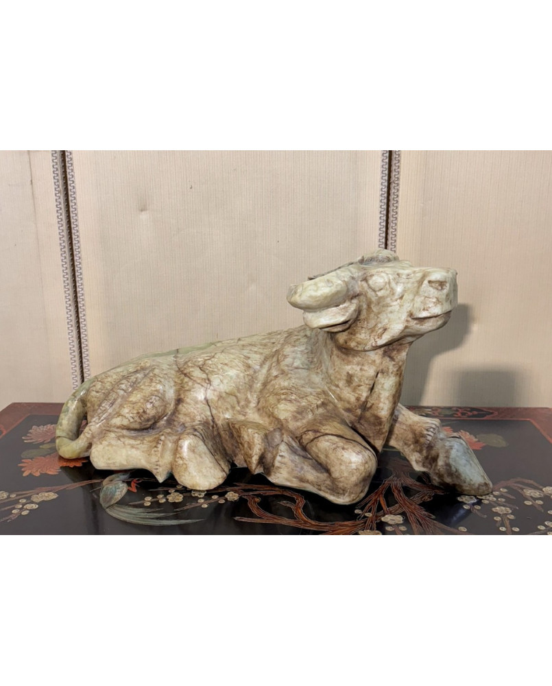 Le village de 58 brocanteurs - Asie vers 1900 : Très importante vache sacrée en pierre dure / 65 cm