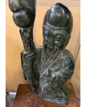 Le village de 58 brocanteurs - Monumentale sculpture Chinoise en jade néphrite : Shou Lao avec le bâton de sagesse / 110 cm