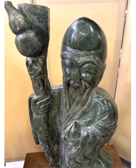 Le village de 58 brocanteurs - Monumentale sculpture Chinoise en jade néphrite : Shou Lao avec le bâton de sagesse / 110 cm