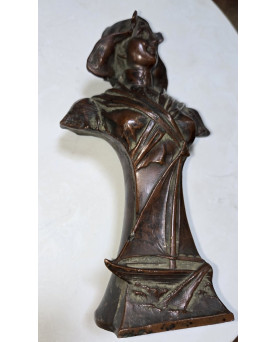 Le village de 58 brocanteurs - buste en bronze patiné d'une femme souriante avec un chapeau