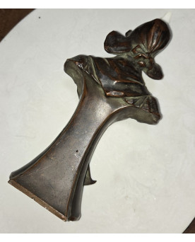 Le village de 58 brocanteurs - buste en bronze patiné d'une femme souriante avec un chapeau