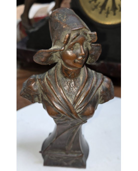 Le village de 58 brocanteurs - buste en bronze patiné d'une femme souriante avec un chapeau