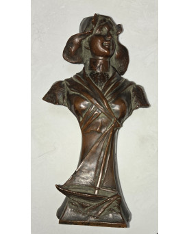 Le village de 58 brocanteurs - buste en bronze patiné d'une femme souriante avec un chapeau