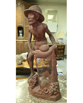 Le village de 58 brocanteurs - Asie vers 1900 / grande sculpture en bois figurant un pecheur