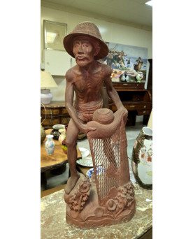 Le village de 58 brocanteurs - Asie vers 1900 / grande sculpture en bois figurant un pecheur