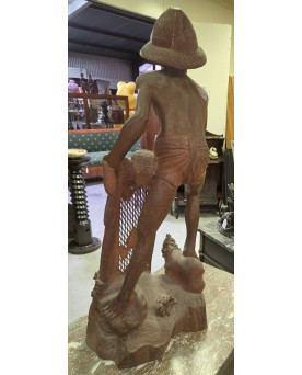 Le village de 58 brocanteurs - Asie vers 1900 / grande sculpture en bois figurant un pecheur