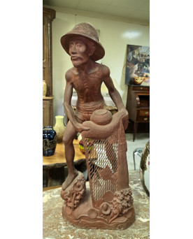 Le village de 58 brocanteurs - Asie vers 1900 / grande sculpture en bois figurant un pecheur