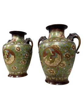 Le village de 58 brocanteurs - Chine XIX : Très importante paire de vases en bronze à décor d'émaux cloisonnés