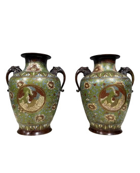 Le village de 58 brocanteurs - Chine XIX : Très importante paire de vases en bronze à décor d'émaux cloisonnés