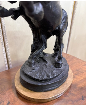 Le village de 58 brocanteurs - D'après Charles Menne (1854-1940) grande sculpture d'un cheval cambré en fonte