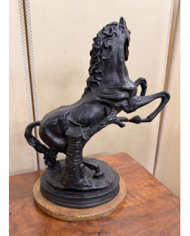 Le village de 58 brocanteurs - D'après Charles Menne (1854-1940) grande sculpture d'un cheval cambré en fonte