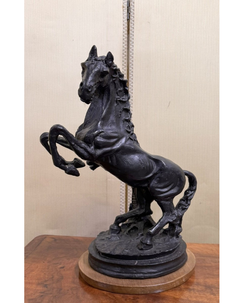 Le village de 58 brocanteurs - D'après Charles Menne (1854-1940) grande sculpture d'un cheval cambré en fonte