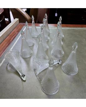 Le village de 58 brocanteurs - série de 16 flutes a Champagne en verre moulé