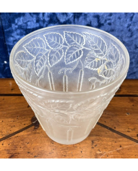 Village des brocanteurs 58 - vase Art nouveau en verre pressé moulé givré