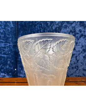 Village des brocanteurs 58 - vase Art nouveau en verre pressé moulé givré