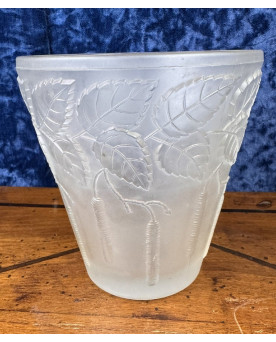 Village des brocanteurs 58 - vase Art nouveau en verre pressé moulé givré