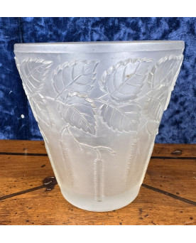 Village des brocanteurs 58 - vase Art nouveau en verre pressé moulé givré