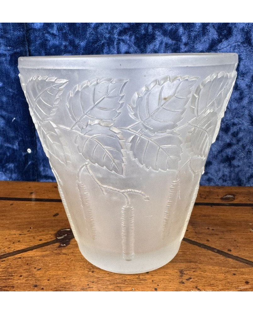 Village des brocanteurs 58 - vase Art nouveau en verre pressé moulé givré