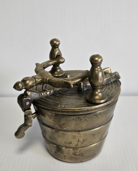 Le village de 58 brocanteurs - poids d’apothicaire en bronze dit poids de Nuremberg