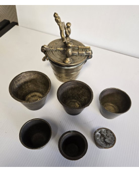 Le village de 58 brocanteurs - poids d’apothicaire en bronze dit poids de Nuremberg