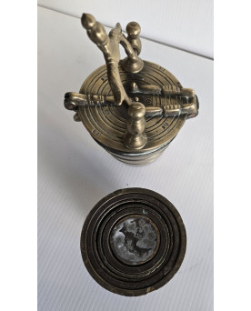 Le village de 58 brocanteurs - poids d’apothicaire en bronze dit poids de Nuremberg