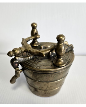Le village de 58 brocanteurs - poids d’apothicaire en bronze dit poids de Nuremberg
