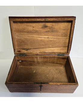 Le village de 58 brocanteurs - boite ou coffret en marqueterie monogrammé