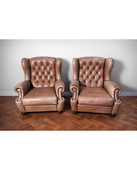 Le village de 58 brocanteurs -Paire de fauteuils Chesterfield a oreilles en cuir