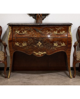Le village de 58 brocanteurs - Commode sauteuse galbée en laque à décor Chinois époque début XXeme