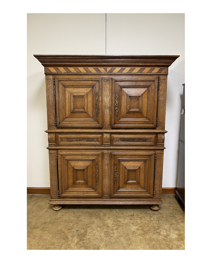 Le village de 58 brocanteurs - Buffet cabinet dit montbelliard époque XVIIIeme en chéne sculpté