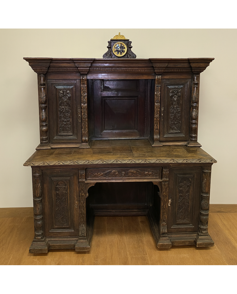 Le village de 58 brocanteurs - bureau style Renaissance en chene entiérement sculpté