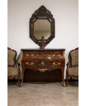 Le village de 58 brocanteurs - Commode sauteuse galbée en laque à décor Chinois époque début XXeme