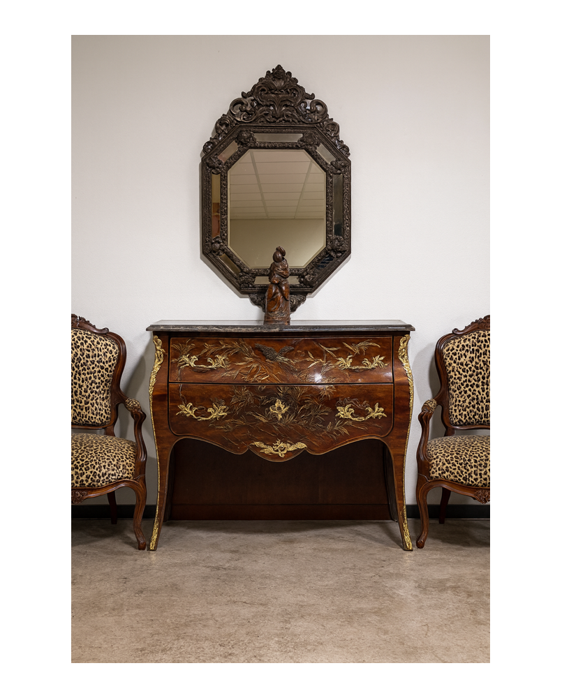 Le village de 58 brocanteurs - Commode sauteuse galbée en laque à décor Chinois époque début XXeme