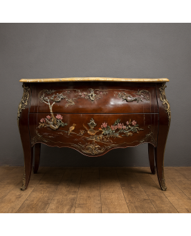 Le village de 58 brocanteurs - Commode sauteuse galbée en laque à décor japonisant
