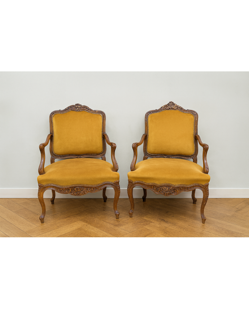Le village de 58 brocanteurs -Fausse paire de fauteuils Louis XV en noyer entiérement sculptés