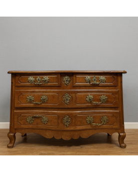 Le village de 58 brocanteurs -Commode galbée époque Louis XV en noyer et bronzes dorés époque XVIIIeme