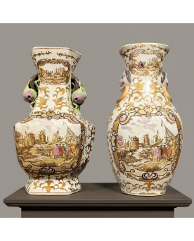 Le village de 58 brocanteurs - Deux vases Chinois en Porcelaine à décor polychrome et or de scènes portuaires