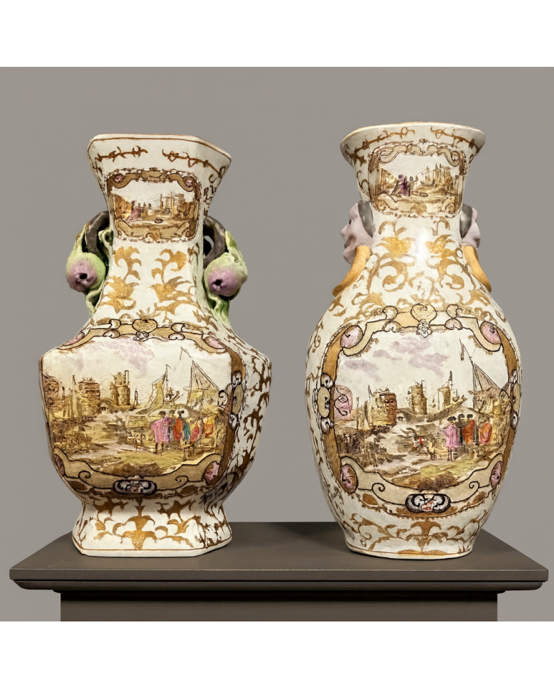 Le village de 58 brocanteurs - Deux vases Chinois en Porcelaine à décor polychrome et or de scènes portuaires