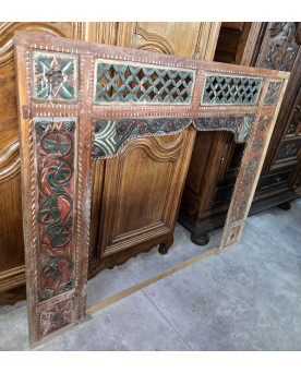 Le village de 58 brocanteurs - Ancienne façade ou encadrement décoratif en bois sculpté, d’origine Indienne
