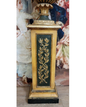 Le village de 58 brocanteurs - Très importante vasque décorative en bois sculpté et doré, reposant sur son piédestal assorti