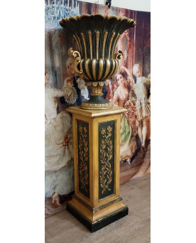 Le village de 58 brocanteurs - Très importante vasque décorative en bois sculpté et doré, reposant sur son piédestal assorti