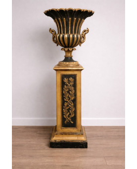 Le village de 58 brocanteurs - Très importante vasque décorative en bois sculpté et doré, reposant sur son piédestal assorti