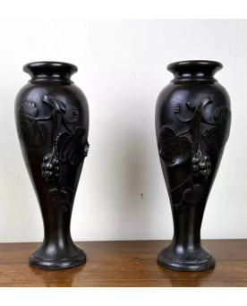 Le village de 58 brocanteurs - paire de vases en Bronze à patine noire