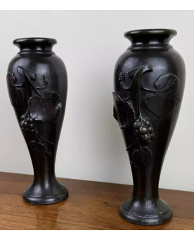Le village de 58 brocanteurs - paire de vases en Bronze à patine noire