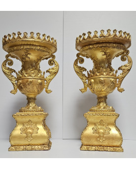Le village de 58 brocanteurs - Rare paire de vases en bois sculpté et doré, au style raffiné inspiré de l'Empire