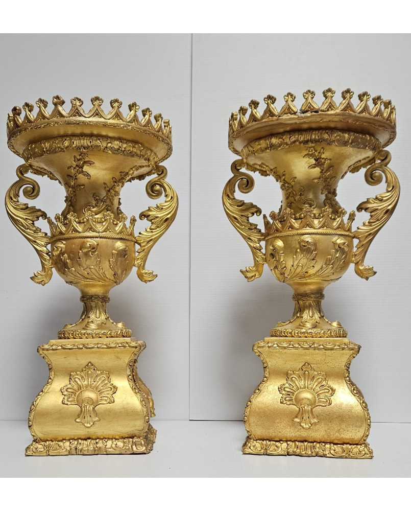 Le village de 58 brocanteurs - Rare paire de vases en bois sculpté et doré, au style raffiné inspiré de l'Empire