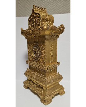 Le village de 58 brocanteurs - Importante pendule de grande qualité d’exécution, réalisée en bois doré finement sculpté